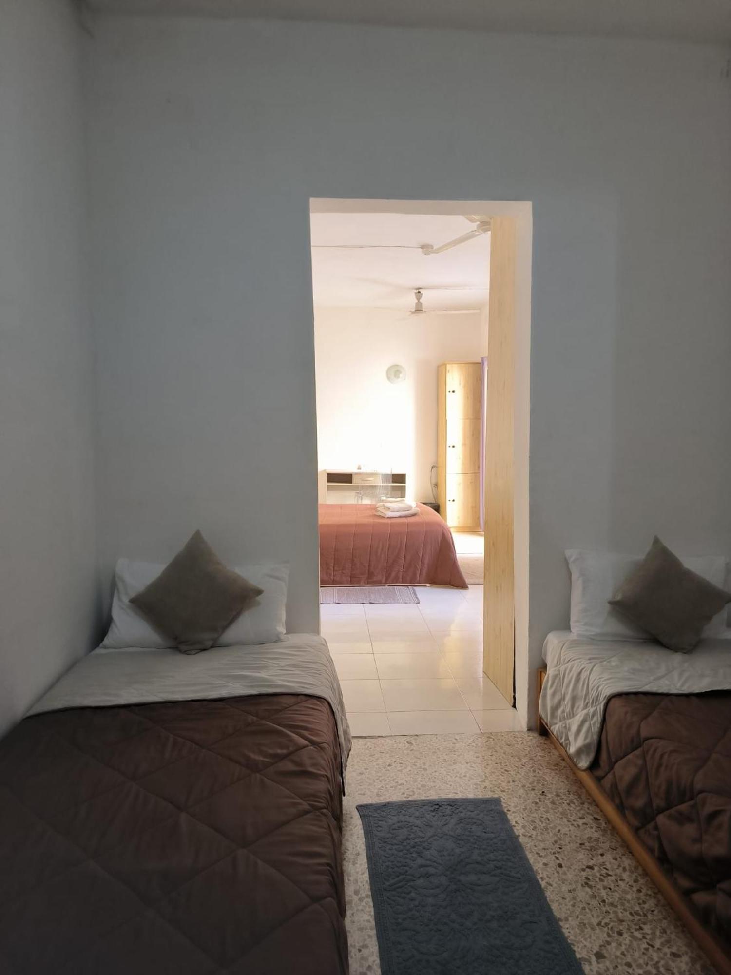 Tarona Guesthouse Сейнт Полс Бей Екстериор снимка
